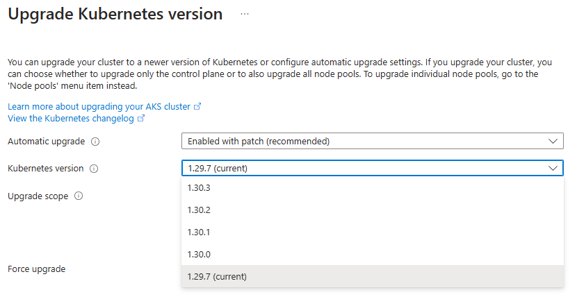 Azure 门户中 AKS 群集的“升级”边栏选项卡的屏幕截图。“自动升级”字段显示选中的“修补程序”，并描述了所选 Kubernetes 版本与群集当前版本之间已弃用的多个 API。